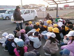 児童館に戻ってきて総評を聞く子どもたち