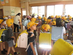 避難準備をして外に出る子どもたち