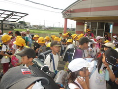 児童館玄関前で人数確認をしているところ