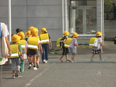 小学校へ避難中の子どもたち①