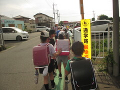 小学校へ避難中の子どもたち②