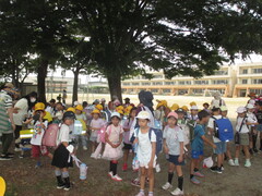 小学校に到着した子どもたち