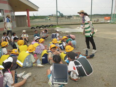 避難訓練のまとめの話を聞く様子