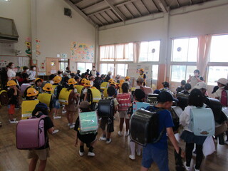 安全に歩き、二次避難の練習をしているところ