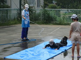 ウォータースライダーを楽しんでいる様子②