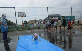 ウォータースライダーを楽しむ様子