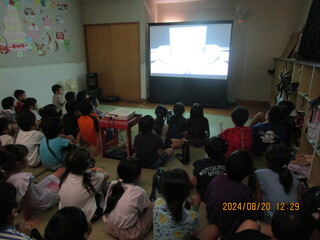 とても真剣に映画を見ています