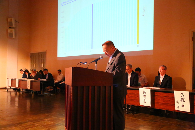 説明をする石川町長