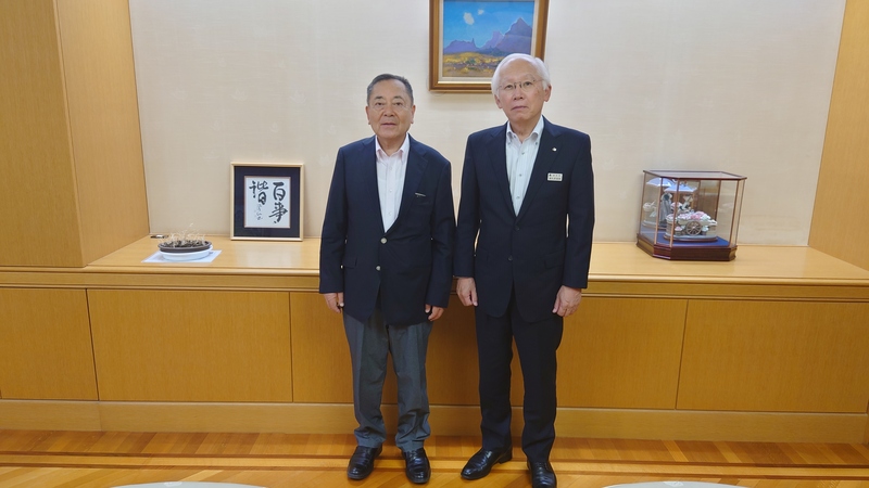 津久井副知事と記念撮影する石川町長