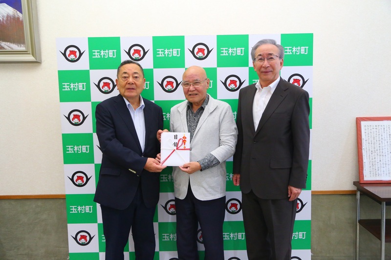 片亀さんと記念撮影する石川町長