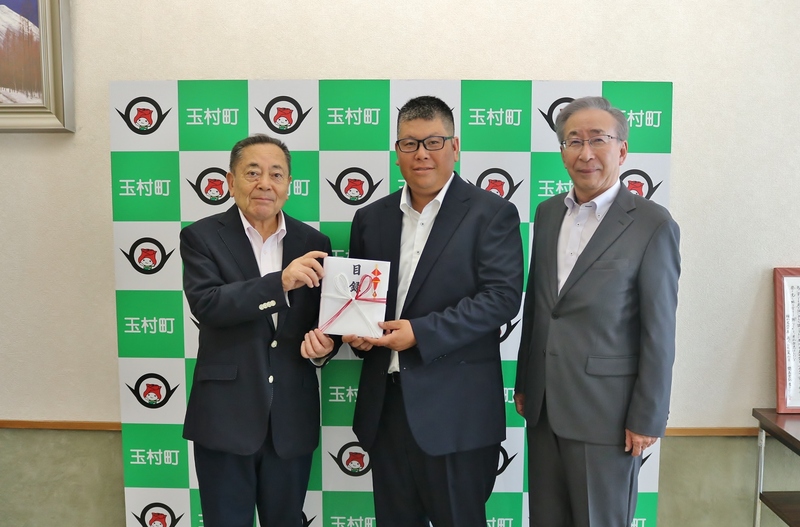 記念撮影する石川町長