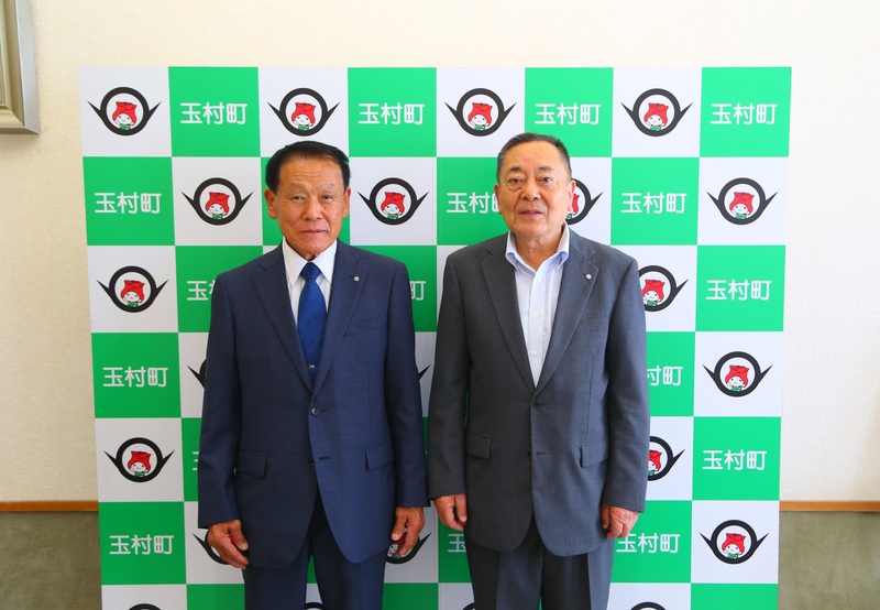 昭和村長と記念撮影する石川町長