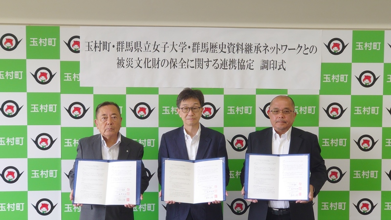 記念撮影をする石川町長