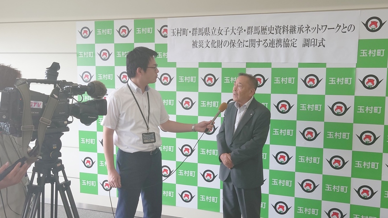 調印式終了後のインタビューを受ける石川町長