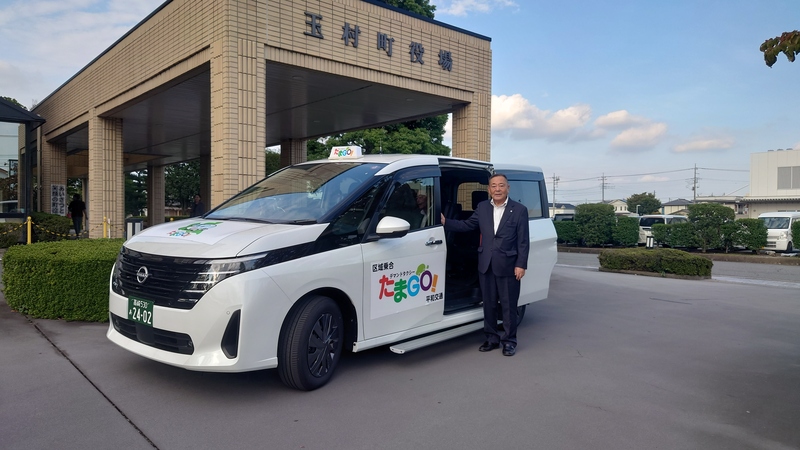 車両の前で記念撮影する石川町長