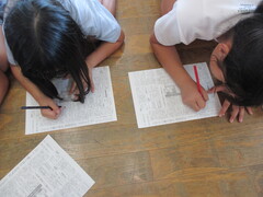 『の』の字さがしをしている女子