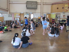 すわり鬼で遊んでいるところ