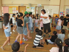 すわり鬼で最後に鬼だった子にインタビューしている様子