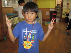 メダルをかけた男児