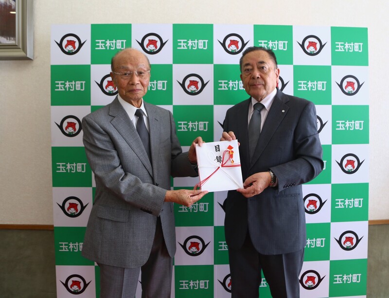 記念撮影をする石川町長