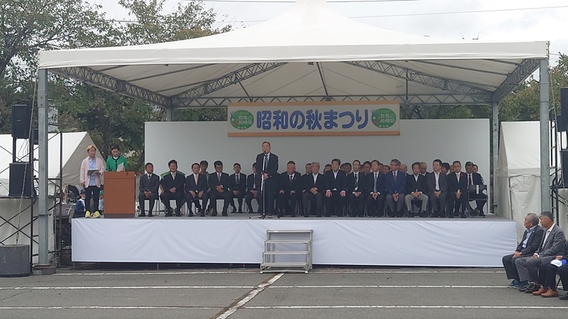 来賓祝辞をする石川町長