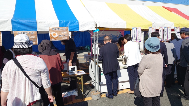 会場内を視察をする石川町長