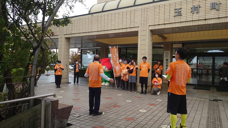 出発式冒頭に激励の言葉を述べる石川町長