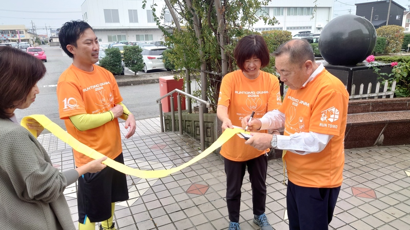 タスキにメッセージを書く石川町長