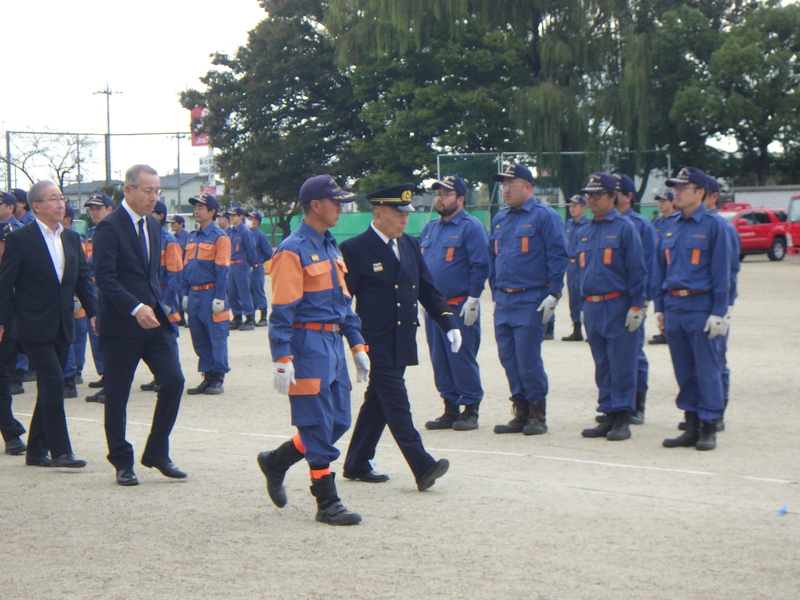 服装の点検をする石川町長