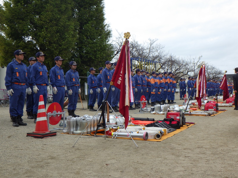 器具の点検を受ける消防団員