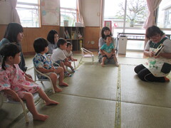 絵本の読み聞かせ