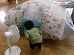 新聞紙ドームがふくらんでいる様子