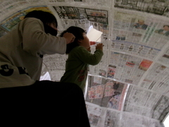 新聞紙ドームの中から外を見ているところ