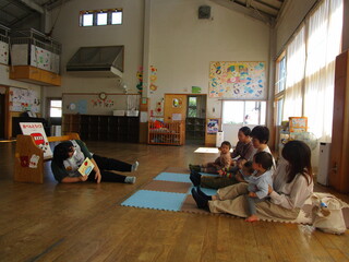 バスが左に曲がりますよ！