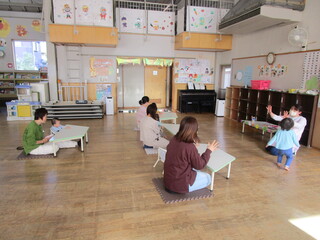 手遊びをしている様子