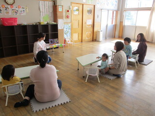 絵本の読み聞かせの様子