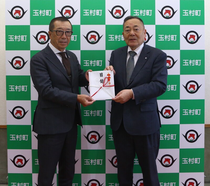 記念撮影をする石川町長 記念撮影をする石川町長