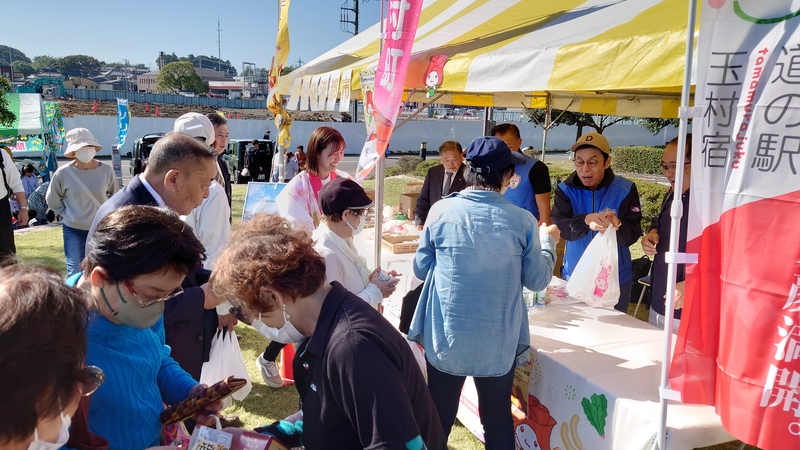 玉村町出店ブースにあいさつをする石川町長 玉村町出店ブースにあいさつをする石川町長
