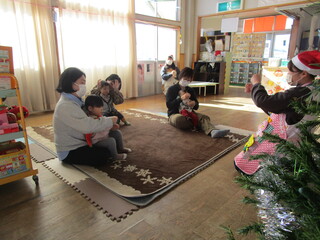 手遊びをしている様子①