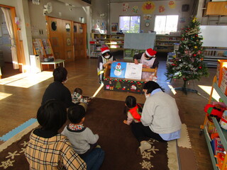 大型絵本を楽しんでいる様子①