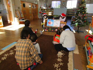 大型絵本を楽しんでいる様子②