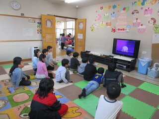 DVDコーナーでひと休み