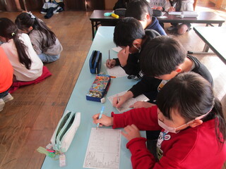 ビンゴカードづくりの様子