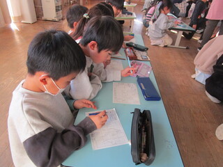 ビンゴカードづくりの様子