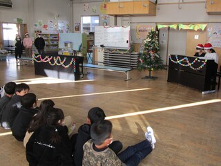 ピアノの演奏とツリーの点灯式🎄