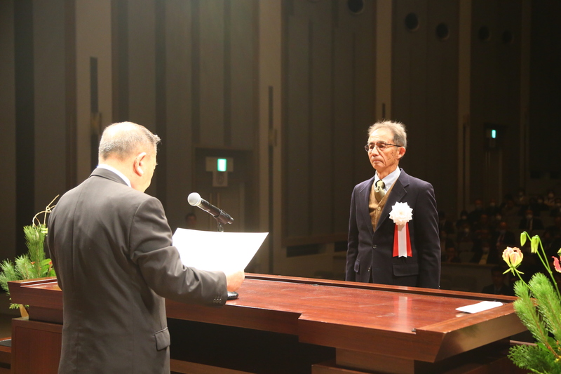 各表彰者を表彰する石川町長 各表彰者を表彰する石川町長