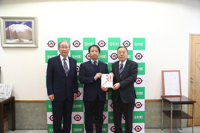 記念撮影をする石川町長 記念撮影をする石川町長