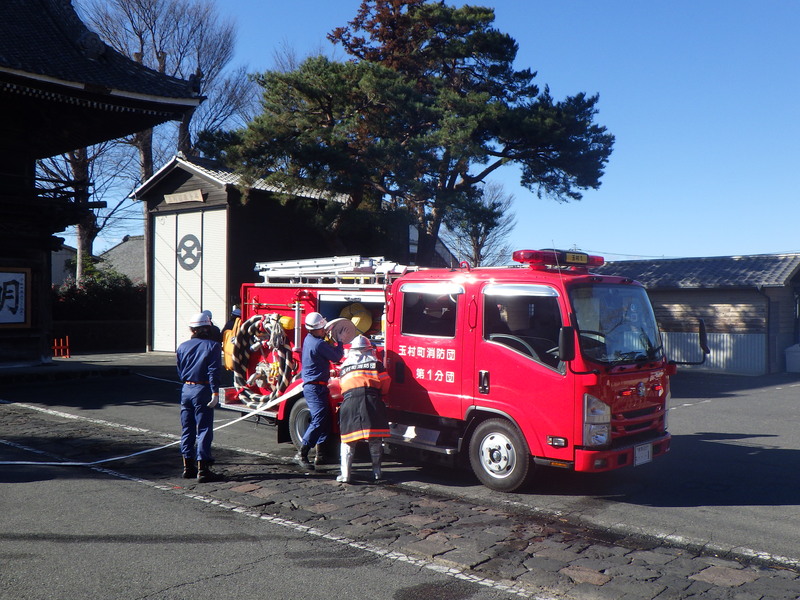 消防車を操作する団員 消防車を操作する団員
