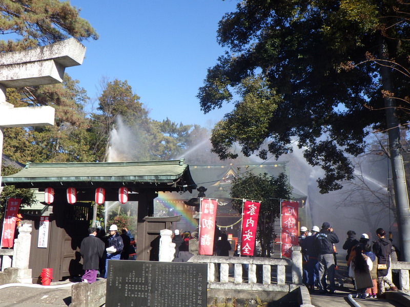 境内地での放水の様子 境内地での放水の様子