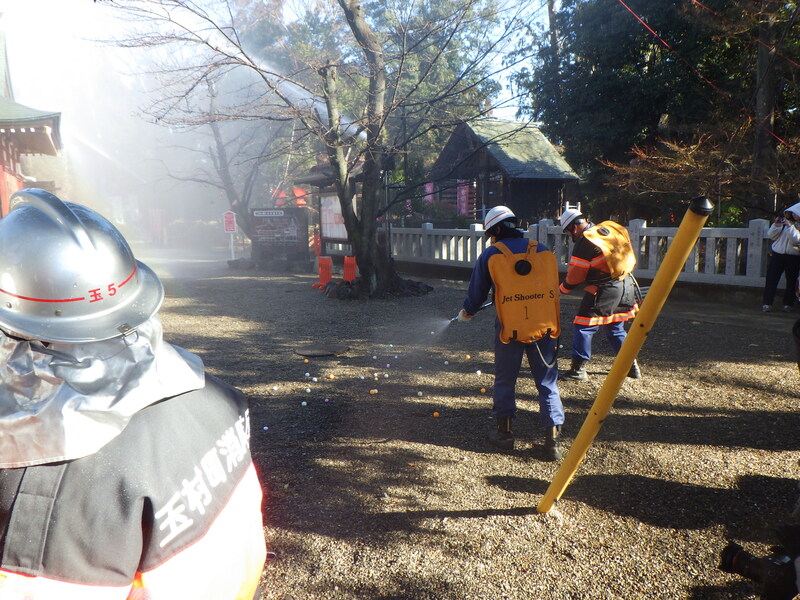 可搬式消火器で訓練中の団員 可搬式消火器で訓練中の団員